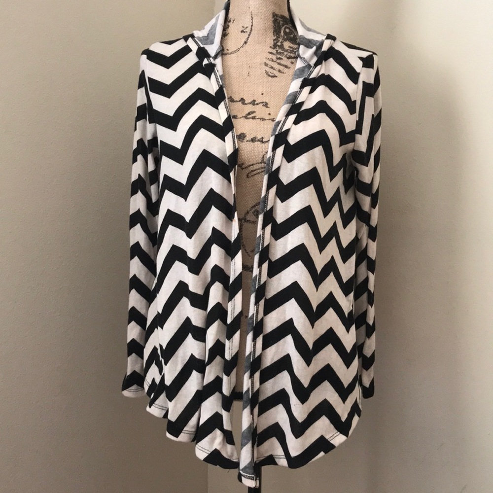 🛍2/$10 Chevron hooded cardigan